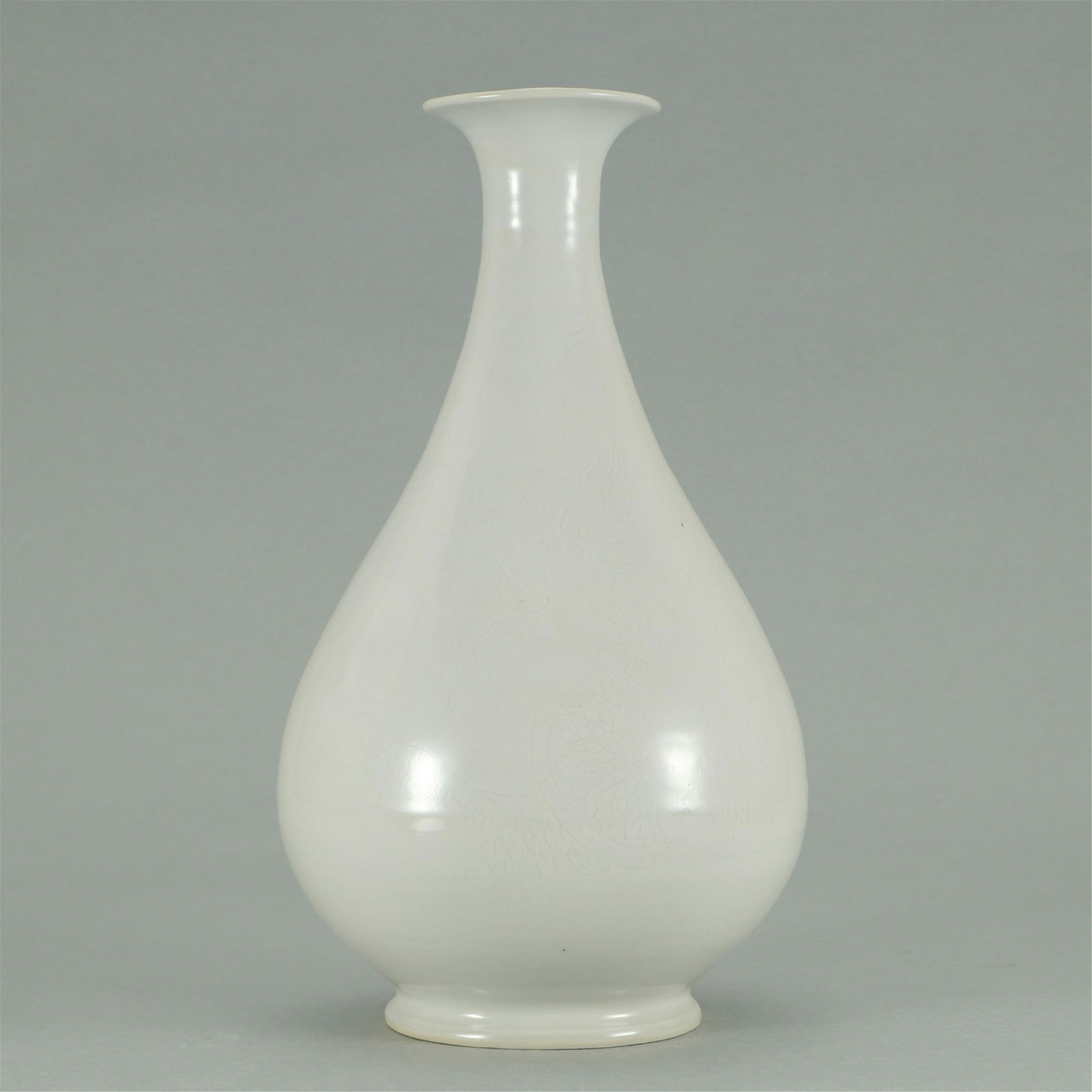 CHINESE WHITE GLAZE PORCELAIN YUHUCHUN VASE (1 of 9)