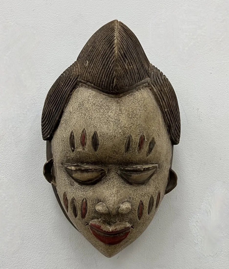 Hand Carved Wooden African Mask: Size 14 x 18 x 10 in