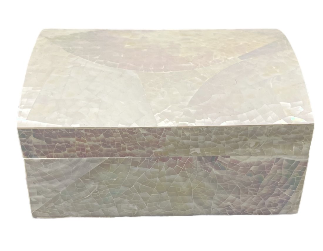 Vintage Mother Of Pearl Shell Box: 7 x 5 x 3.5 in