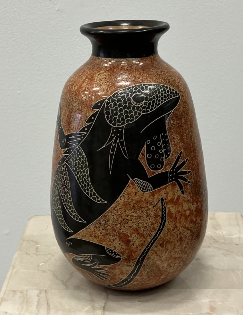 Roger Calero Nicaraguan Pottery Vase: Size 9 x 5 in