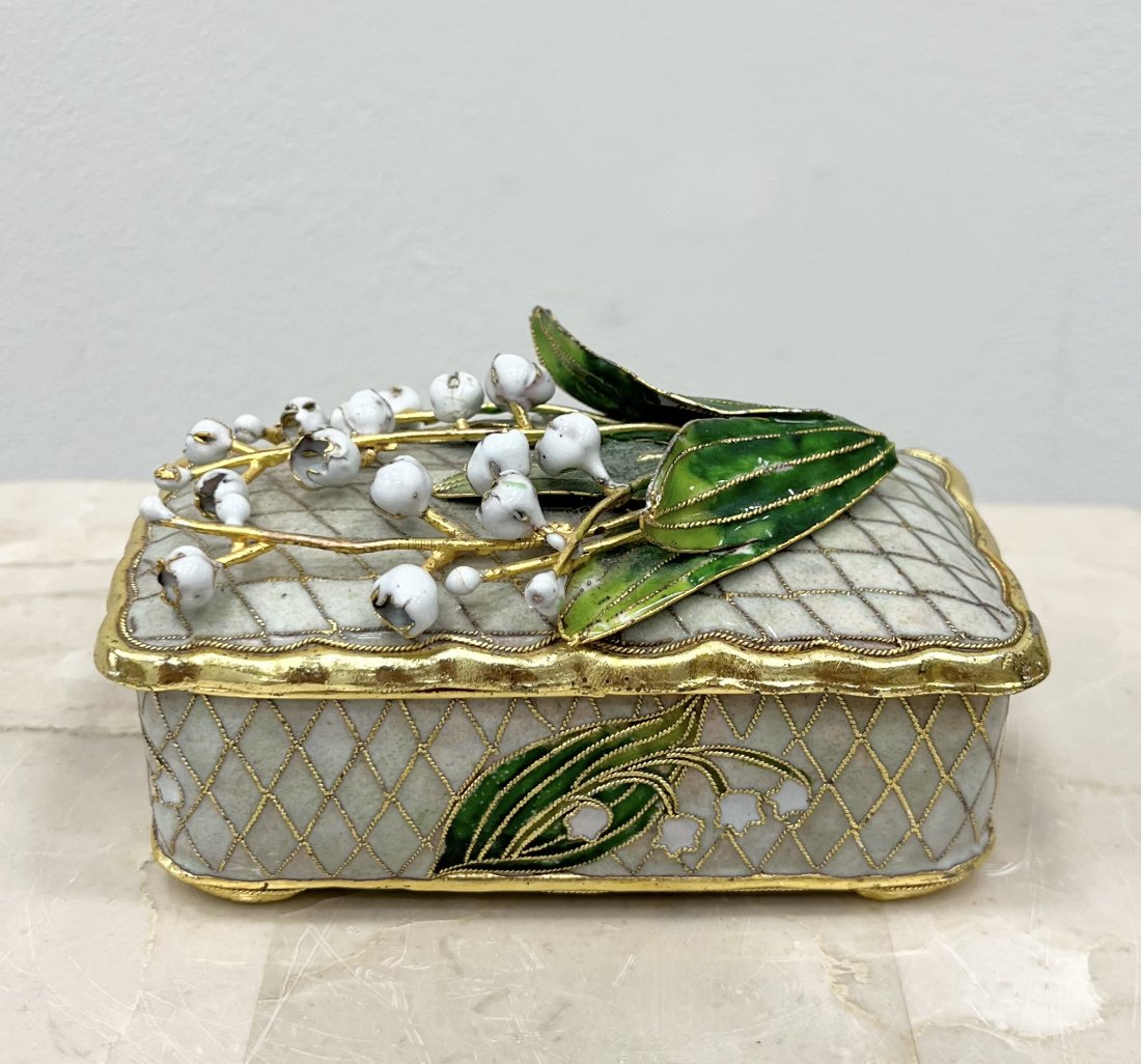 Vintage Enameled Flower Trinket Box: Size 5 x 2.5 x 3 in