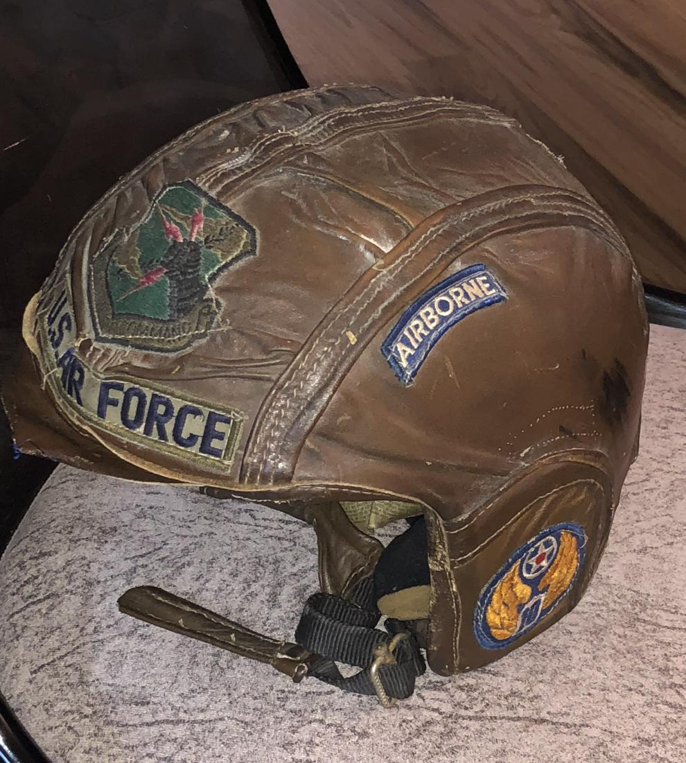 WW2 U.S. AIRBORNE PILOT'S HELMET: WW2 U.S. AIRBORNE PILOT'S HELMET. FOUND IN THE ATTIC. UNTOUCHED. IN MINT CONDITION. PLEASE VIEW PICTURES.