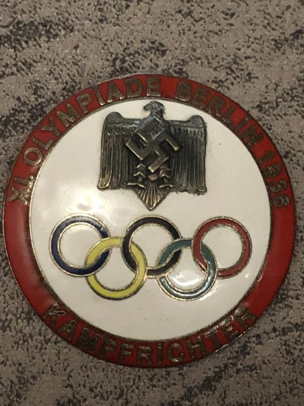1936 BERLIN OLYMPICS KAMPFRICHTER (JUDGE) RED PIN: VERY RARE 1936 BERLIN OLYMPICS KAMPFRICHTER (JUDGE) ENAMEL RED PIN BADGE. IN MINT CONDITION WITH A BEAUTIFUL OVERALL PATINA. WOULD MAKE A GREAT ADDITION TO YOUR COLLECTION.