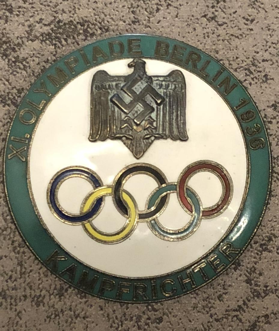 1936 BERLIN OLYMPICS KAMPFRICHTER (JUDGE) GREEN PIN: VERY RARE 1936 BERLIN OLYMPICS KAMPFRICHTER (JUDGE) ENAMEL GREEN PIN BADGE. IN MINT CONDITION WITH A BEAUTIFUL OVERALL PATINA. WOULD MAKE A GREAT ADDITION TO YOUR COLLECTION.