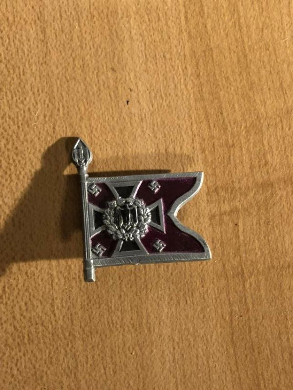 RARE GERMAN NAZI WW2 DEUTSCHLAND FLAG BADGE: RARE GERMAN NAZI WW2 DEUTSCHLAND FLAG BADGE. A BEAUTIFUL OVERALL PATINA. IN MINT CONDITION.
