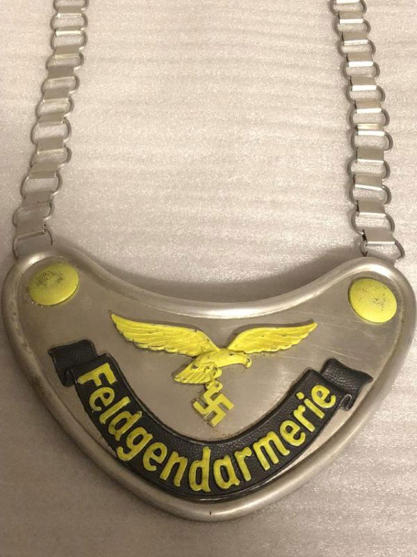 WW2 GERMAN MILITARY POLICE FELDGENDARMERIE GORGET: WW2 GERMAN MILITARY POLICE FELDGENDARMERIE GORGET. IN MINT SHAPE AND OVERALL CONDITION. HAS A BEAUTIFUL OVERALL PATINA. THIS IS A RARE FIND WHICH IS IN EXCEPTIONAL SHAPE AND OVERALL CONDITION. PLEASE