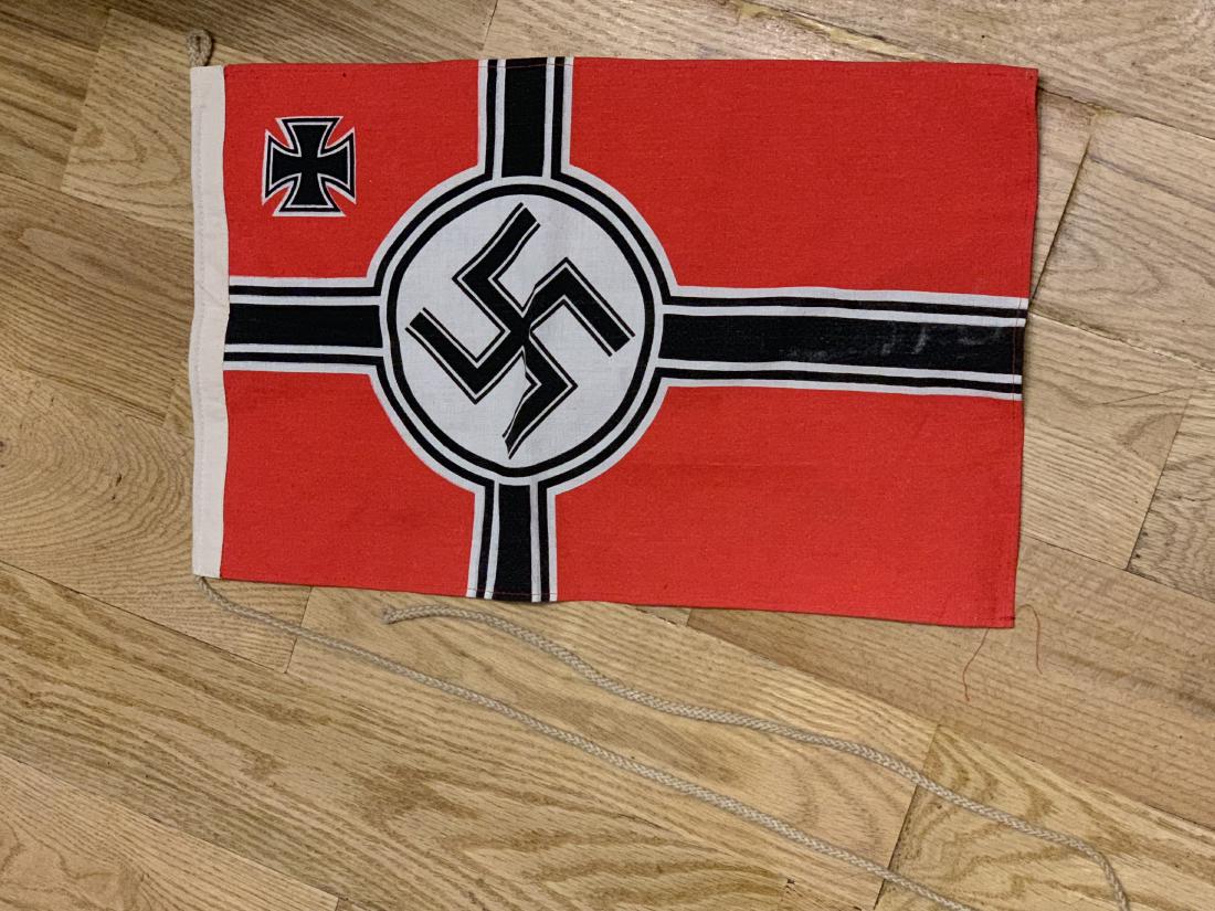 WW2 GERMAN NAZI SHORT FLAG WITH IRON CROSS: WW2 GERMAN NAZI SHORT FLAG WITH IRON CROSS. IN EXCELLENT SHAPE AND OVERALL CONDITION. PLEASE VIEW ALL PICTURES.