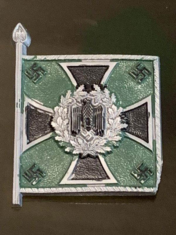 WW2 GERMAN FLAG BADGE WITH IRON CROSS: WW2 GERMAN FLAG BADGE WITH IRON CROSS. IN EXCELLENT SHAPE AND OVERALL CONDITION. HAS MAKER MARKS. PLEASE VIEW PICTURES.