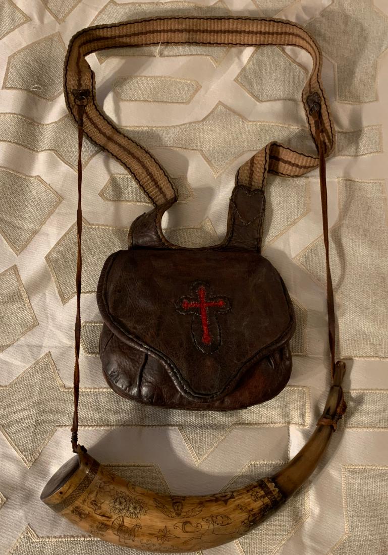 ULTRA RARE REVOLUTIONARY WAR POWDER HORN W/ POUCH: ULTRA RARE REVOLUTIONARY WAR POWDER HORN WITH CARTRIDGE POUCH/BOX. THIS IS AN EXTREMELY RARE ITEM THAT IS HIGHLY SOUGHT AFTER BY DEALERS AND COLLECTORS ALL OVER THE WORLD. THIS IS ONE OF THE FINEST EX