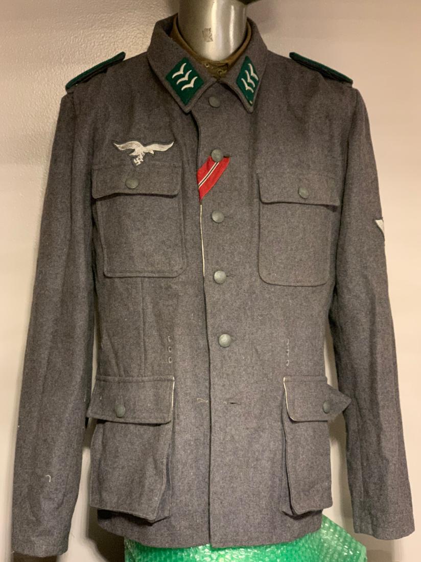 RARE WW2 GERMAN LUFTWAFFE]'PARATROOPER JACKET: RARE WW2 GERMAN LUFTWAFFE PARATROOPER JACKET. IN EXCELLENT OVERALL SHAPE AND CONDITION. WELL WORN BUT NO RIPS OR STAINS. IN MINT CONDITION. ONE OF THE NICEST EXAMPLES OF THE TIME PERIOD. PLEASE VIEW A