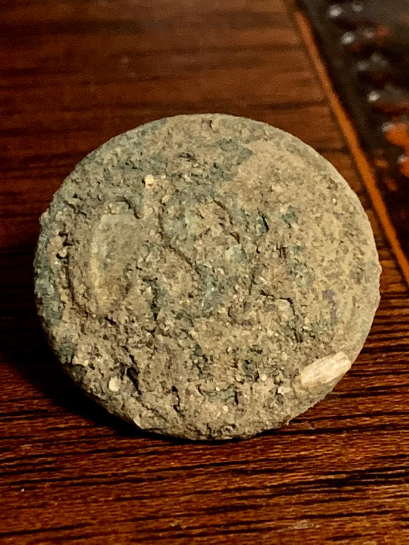 SCARCE CIVIL WAR CSA CONFEDERATE STATES DUG BUTTON: SCARCE CIVIL WAR CSA CONFEDERATE STATES DUG BUTTON. ORIGINS OF BUTTON ARE UNKNOWN. APPEARS TO BE HEAVILY USED. PLEASE VIEW ALL PICTURES. A GREAT ADDITION TO YOUR COLLECTION.