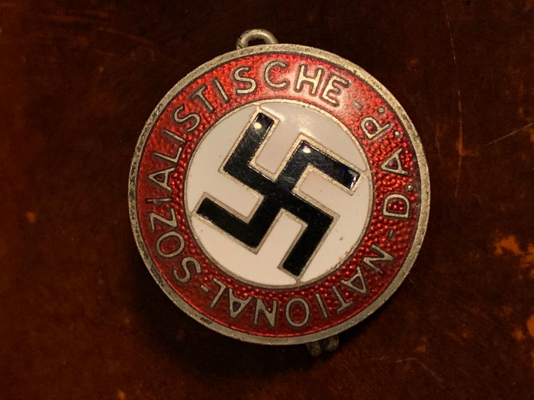 WW2 GERMAN NAZI DAP MEMBER PIN: WW2 GERMAN NAZI DAP MEMBER PIN. IN EXCELLENT OVERALL SHAPE AND CONDITION. HAS A BEAUTIFUL PATINA WITH MAKER MARKS ON THE REAR. A GREAT ADDITION TO YOUR COLLECTION.