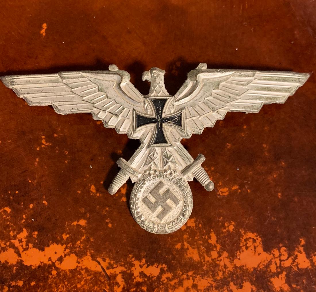 WW2 GERMAN IRON CROSS VISOR CAP EAGLE: WW2 GERMAN IRON CROSS VISOR CAP EAGLE. IN EXCLLENT OVERALL SHAPE AND CONDITION. HAS MAKER MARKS ON THE BACK. A GREAT ADDITION TO YOUR COLLECTION.