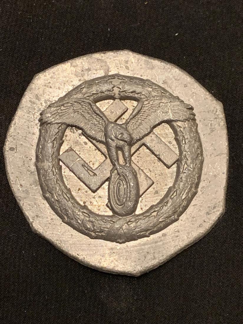 WW2 GERMAN NAZI PARATROOPER PLATE: WW2 GERMAN NAZI PARATROOPER PLATE. IN GOOD SHAPE AND OVERALL CONDITION. PLEASE VIEW PICTURES.