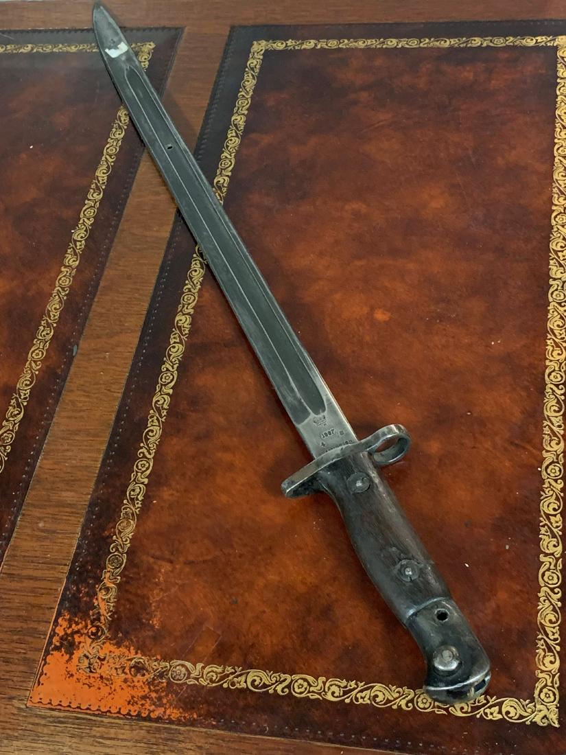 WW1 BRITISH PATTERN 1907 LEE ENFIELD BAYONET: WW1 BRITISH PATTERN 1907 LEE ENFIELD BAYONET. IN EXCELELNT SHAPE AND OVERALL CONDITION WITH A BEAUTIFUL OVERALL PATINA. PLEASE VIEW ALL DETAILED PICTURES. A GREAT ADDITION TO YOUR COLLECTION.