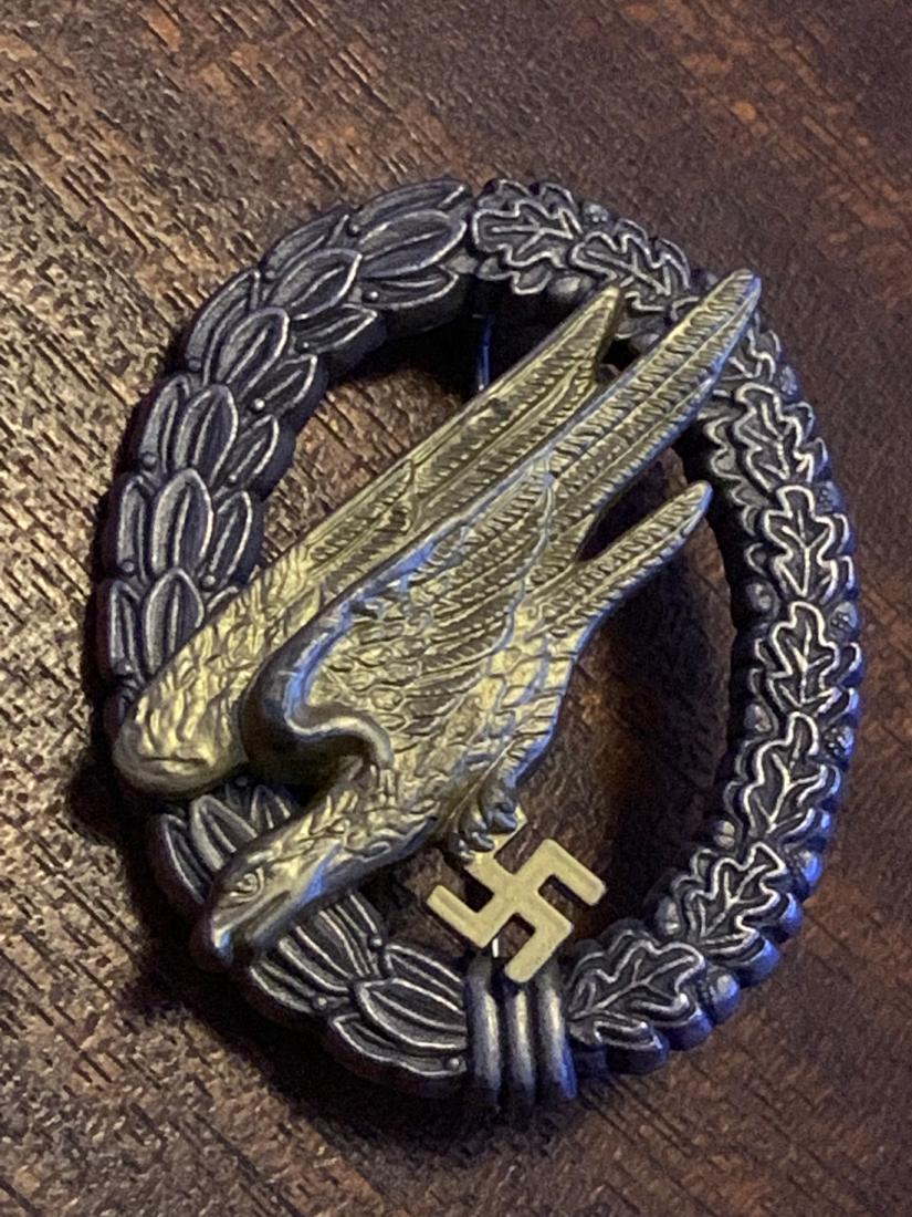 WW2 GERMAN LUFTWAFFE PARATROOPER BADGE: WW2 GERMAN LUFTWAFFE PARATROOPER BADGE. IN GOOD SHAPE AND OVERALL CONDITION. PLEASE VIEW ALL PICTURES. A GREAT FIND AND AN EXCELLENT ADDITION TO YOUR COLLECTION.