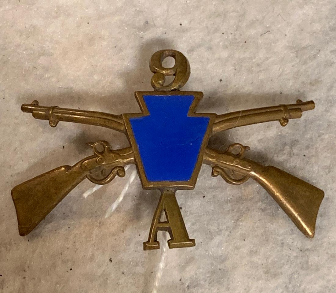 POST CIVIL WAR PENNSYLVANIA KEYSTONE CAP INSIGNIA: POST CIVIL WAR PENNSYLVANIA KEYSTONE CAP INSIGNIA. IN EXCELLENT OVERALL SHAPE AND CONDITION. THIS IS A COMPLETE INSIGNIA. NO MISSING PIECES.