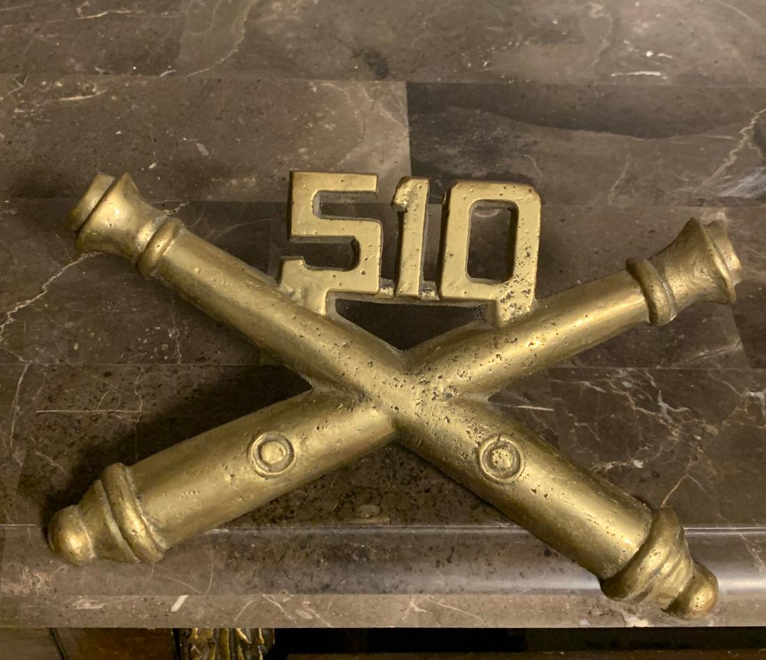 CIVIL WAR ERA CROSSED CANNONS ARTILLERY PLAQUE: CIVIL WAR ERA CROSSED CANNONS ARTILLERY PLAQUE. IN MINT OVERALL SHAPE AND CONDITION WITH A NICE PATINA. THIS IS A RARE FIND. A GREAT ADDITION TO YOUR COLLECTION.