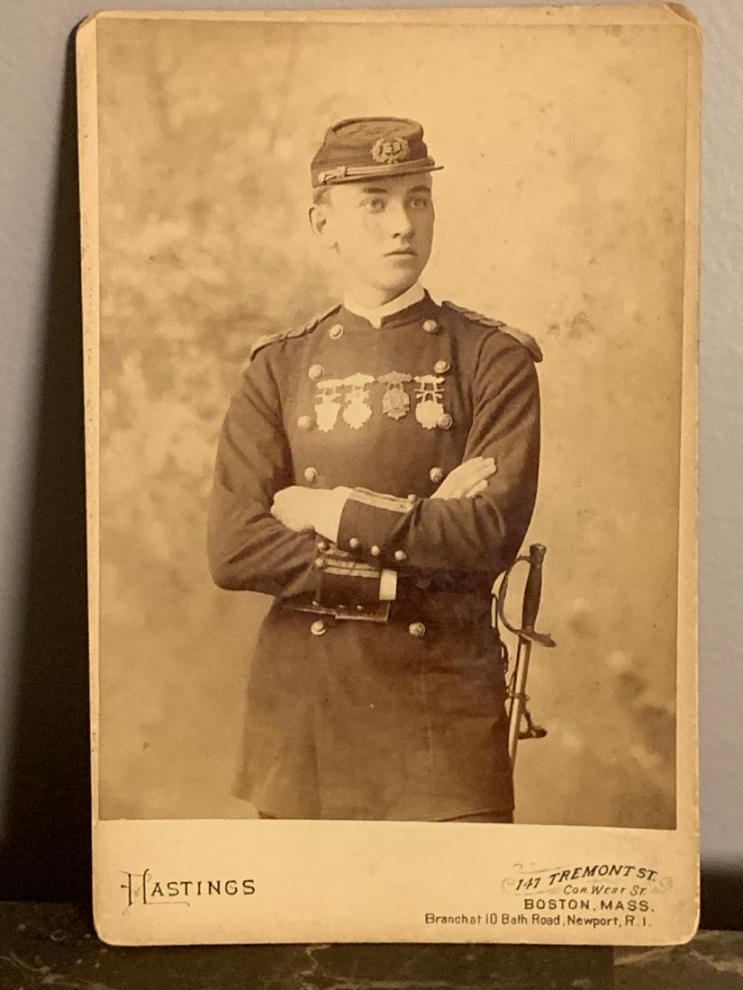 POST CIVIL WAR SOLDIERS PHOTO WITH KEPI, MEDALS, AND: POST CIVIL WAR SOLDIERS PHOTO WITH KEPI, MEDALS, AND SWORD. IN GREAT OVERALL SHAPE AND CONDITION. A GREAT FIND AND AN EXCELLENT ADDITION TO YOUR COLLECTION.