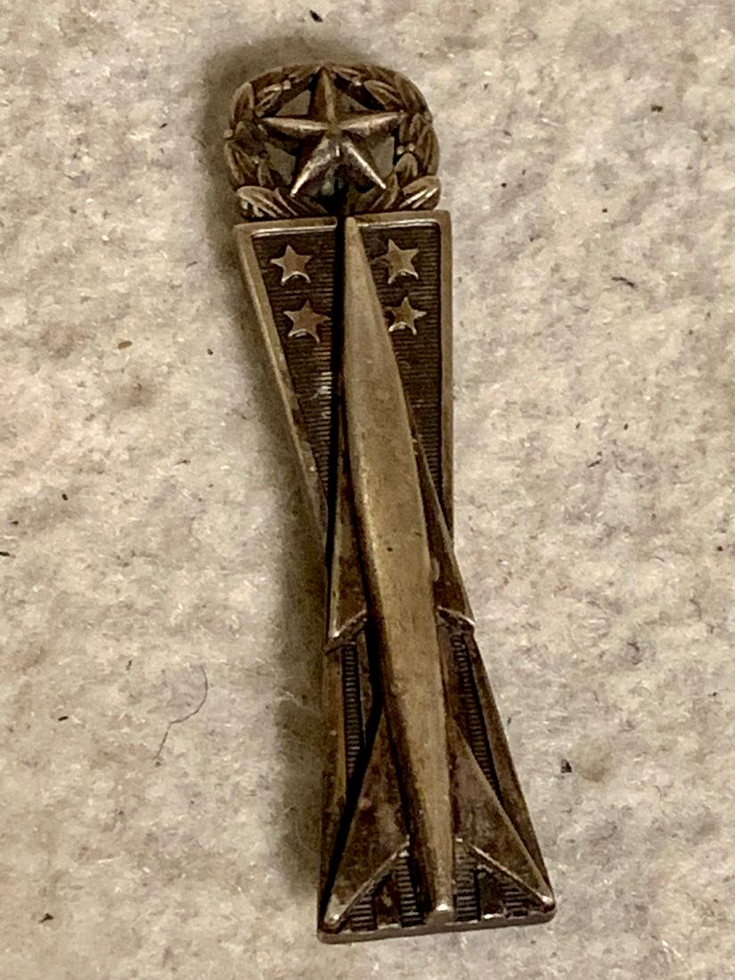 WW2 U.S. FLIGHT BOMBER STERLING BADGE W/ MAKER MARKS: WW2 U.S. FLIGHT BOMBER STERLING BADGE W/ MAKER MARKS. IN EXCELLENT SHAPE AND OVERALL CONDITION. PLEASE VIEW ALL DETAILE PICTURES. A GREAT FIND.