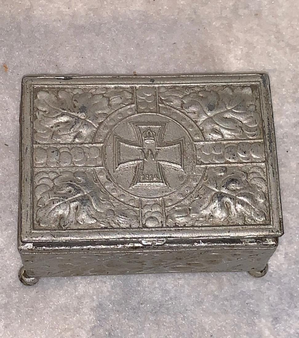 WW1 GERMAN PRUSSIAN SOLDIERS BOX WITH IRON CROSS MEDALS: WW1 GERMAN PRUSSIAN SOLDIERS BOX WITH IRON CROSS MEDALS. IN EXCELLENT SHAPE AND OVERALL CONDITION. BOX WAS FOUND WITH THE 2 MEDALS IN IT. BELONGED TO A WW1 GERMAN SOLDIER WITH HIS PERSONAL MEDALS. A V