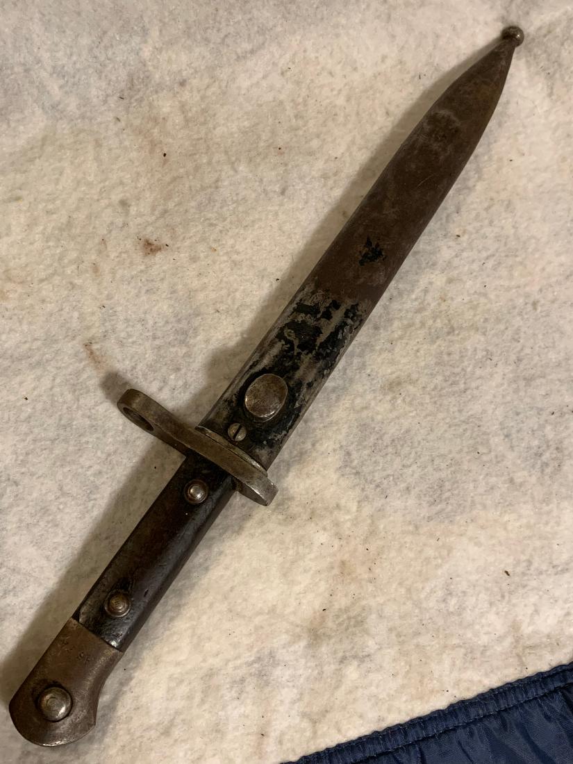 WW2 AS.FA M1935 MAUSER RIFLE BAYONET WITH SCABBARD: WW2 AS.FA M1935 MAUSER RIFLE BAYONET WITH SCABBARD. IN EXCELLENT SHAPE AND OVERALL CONDITION. HAS A BEAUTIFUL OVERALL PATINA. A GREAT FIND AND AN EXCELLENT ADDITION TO YOUR COLLECTION.