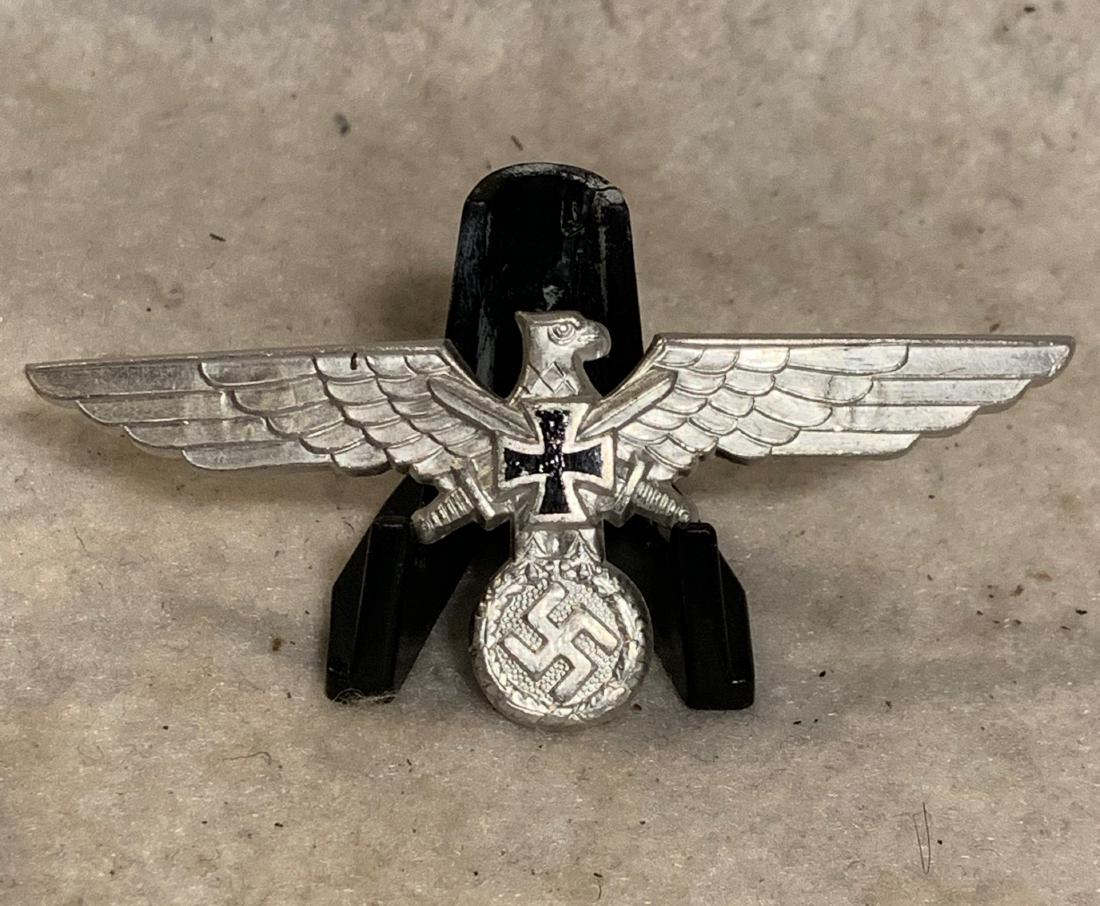 WW2 GERMAN IRON CROSS HAT PIN BADGE: WW2 GERMAN IRON CROSS HAT PIN BADGE. THIS SPECIMEN IS IN EXCELLENT SHAPE AND OVERALL CONDITION. HAS MAKER MARKS ON THE BACK. A GREAT FIND AND AN EXCLLENT ADDITION TO YOUR COLLECTION.