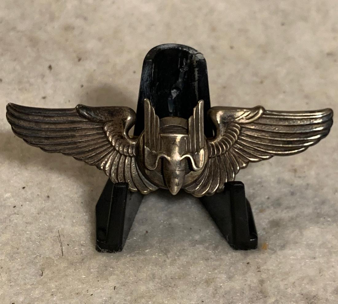 U.S. WW2 AIR CREW BOMBER STERLING WINGS: U.S. WW2 AIR CREW BOMBER STERLING WINGS. IN EXCELLENT SHAPE AND OVERALL CONDITION. HAS A GREAT OVERALL PATINA WITH EXCELLENT OVERALL EYE APPEAL. A GREAT FIND AND AN EXCELLENT ADDITION TO YOUR COLLECTI
