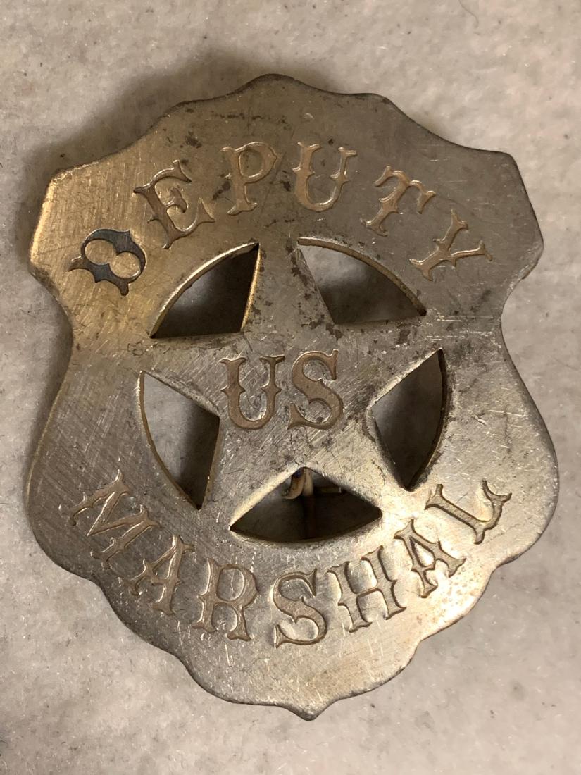 ANTIQUE DEPUTY U.S. MARSHAL BADGE: ANTIQUE DEPUTY U.S. MARSHAL BADGE. IN EXCELLENT SHAPE AND OVERALL CONDITION WITH A NICE OVERALL PATINA. A GREAT FIND AND AN EXCELLENT ADDITION TO YOUR COLLECTION.