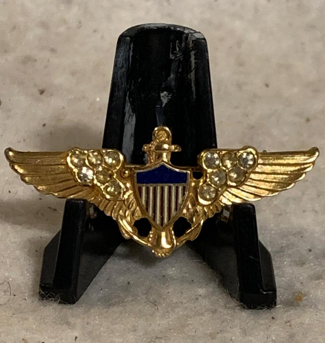 WW2 U.S. SENIOR PILOTS WINGS PIN: WW2 U.S. SENIOR PILOTS WINGS PIN. IN EXCELLENT SHAPE AND OVERALL CONDITION. MARKED STERLING ON THE BACK. A GREAT FIND AND AN EXCELLENT ADDITION TO YOUR COLLECTION.