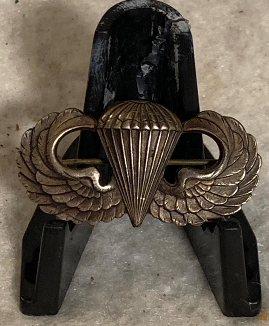 WW2 STERLING ARMY AIRBORNE PARATROOPER JUMP WINGS: WW2 STERLING ARMY AIRBORNE PARATROOPER JUMP WINGS. IN EXCELLENT OVERALL SHAPE AND CONDITION. HAS A BEAUTIFUL OVERALL PATINA. A GREAT FIND AND AN EXCELLENT ADDITION TO YOUR COLLECTION.