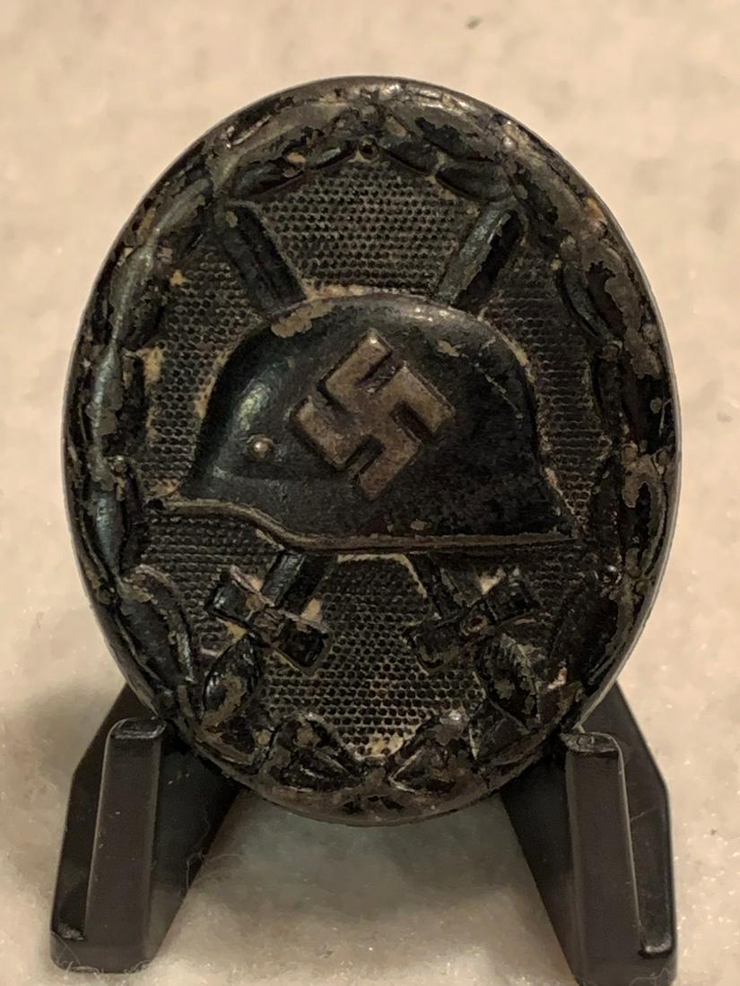 ORIG. WW2 GERMAN BLACK WOUND BADGE LEGION CONDOR: ORIG. WW2 GERMAN BLACK WOUND BADGE LEGION CONDOR. IN EXELLENT SHAPE AND OVERALL CONDITION. BEAUTIFUL OVERALL PATINA. A GREAT FIND AND AN EXCELLENT ADDITION TO YOUR COLLECTION.