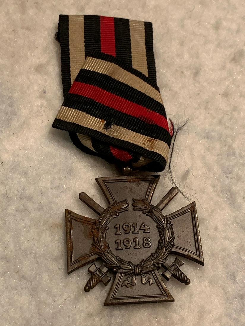 ORIG. GERMAN WW1 HONOUR CROSS 1914-18 W/ SWORDS: ORIG. GERMAN WW1 HONOUR CROSS 1914-18 W/ SWORDS. EXCELLENT SHAPE AND OVERALL CONDITION. COMES WITH THE RIBBON. A GREAT FIND AND AN EXCELLENT ADDITION TO YOUR COLLECTION.