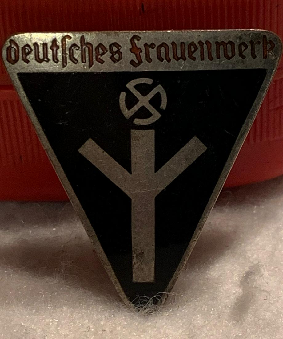 ORIG. WW2 GERMAN DEUTSCHES FRAUENWERK PIN: ORIG. WW2 GERMAN DEUTSCHES FRAUENWERK PIN. IN EXCELLENT SHAPE AND OVERALL CONDITION. HAS RZM M1/92 MAKER MARKS ON THE BACK. GUARANTEED 100% AUTHENTIC AND ORIGINAL. A GREAT FIND AND AN EXCELLENT ADDITI