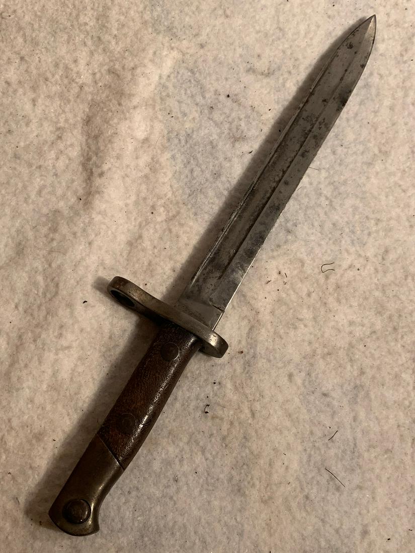 WW2 U.S. SOLDIERS FIGHTING BAYONET: WW2 U.S. SOLDIERS FIGHTING BAYONET. IN EXCELLENT SHAPE AND OVERALL CONDITION. HAS A BEAUTIFUL OVERALL PATINA. A GREAT ADDITION TO YOUR COLLECTION.