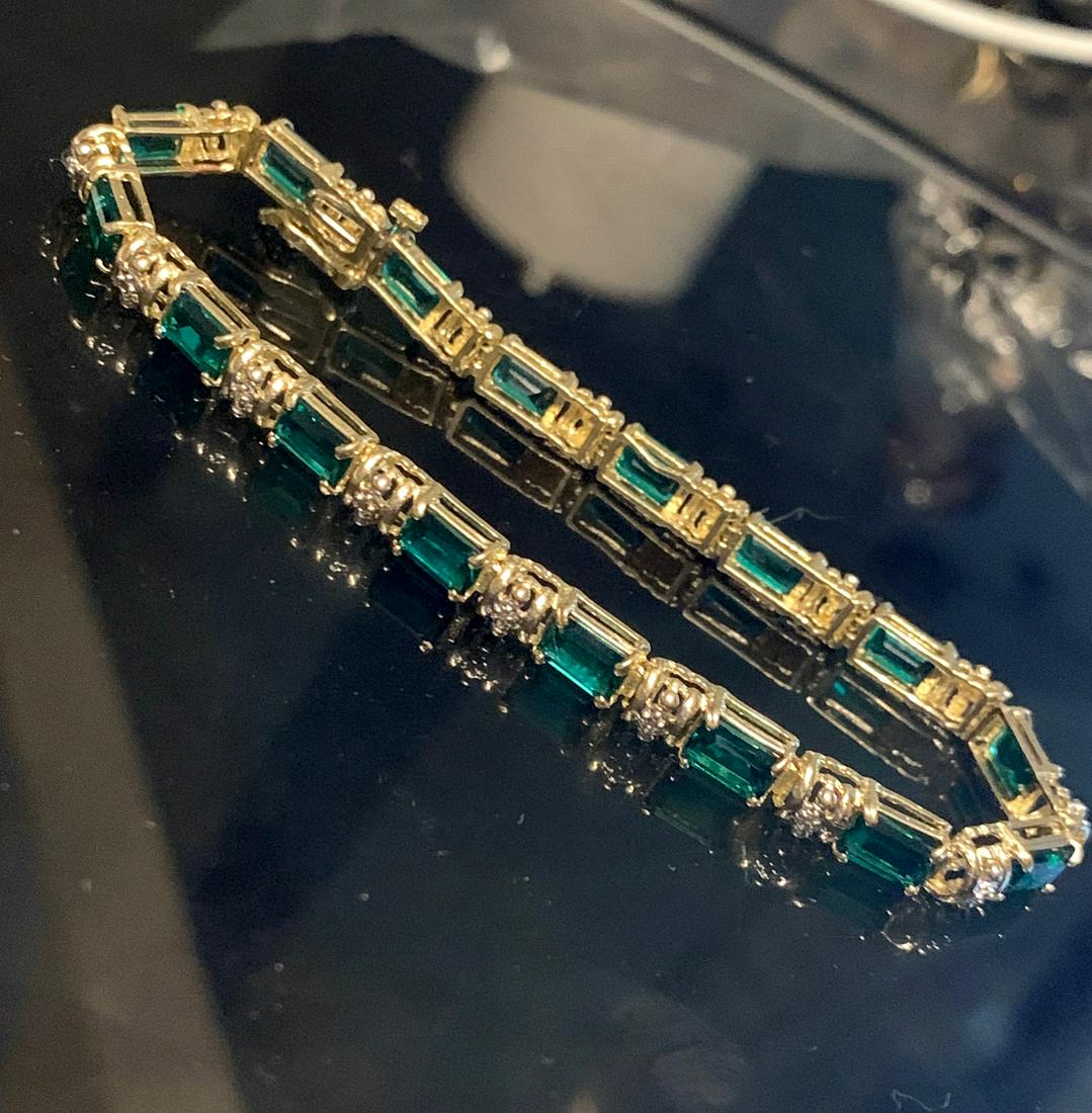 10K GOLD 4 CT EMERALDS TENNIS BRACELET: 10K GOLD 4 CT EMERALDS TENNIS BRACELET. TENNIS BRACELET IS 9.2 GRAMS.