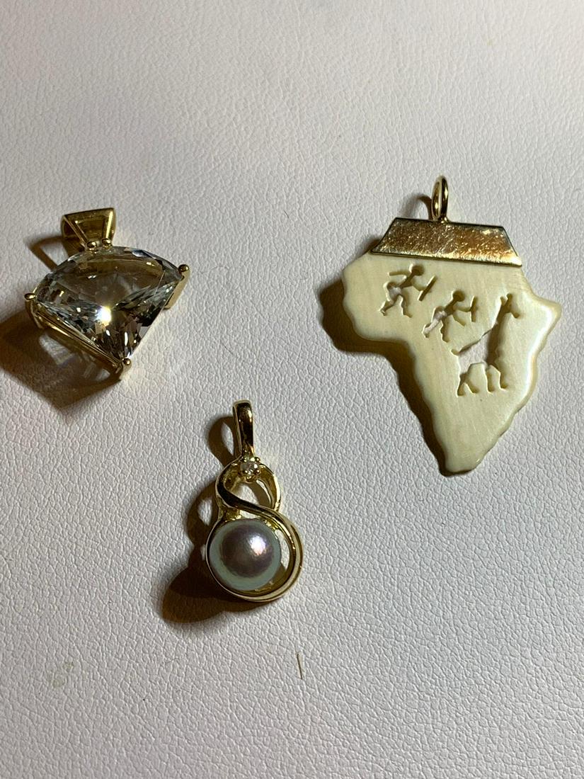 LOT OF (3) 14K & 10K GOLD PENDANTS: LOT OF (3) 14K & 10K GOLD PENDANTS. IN GOOD SHAPE AND OVERALL CONDITION. LOT WEIGHS 6.4 GRAMS. ALL 3 PENDANTS FOR ONE MONEY!!