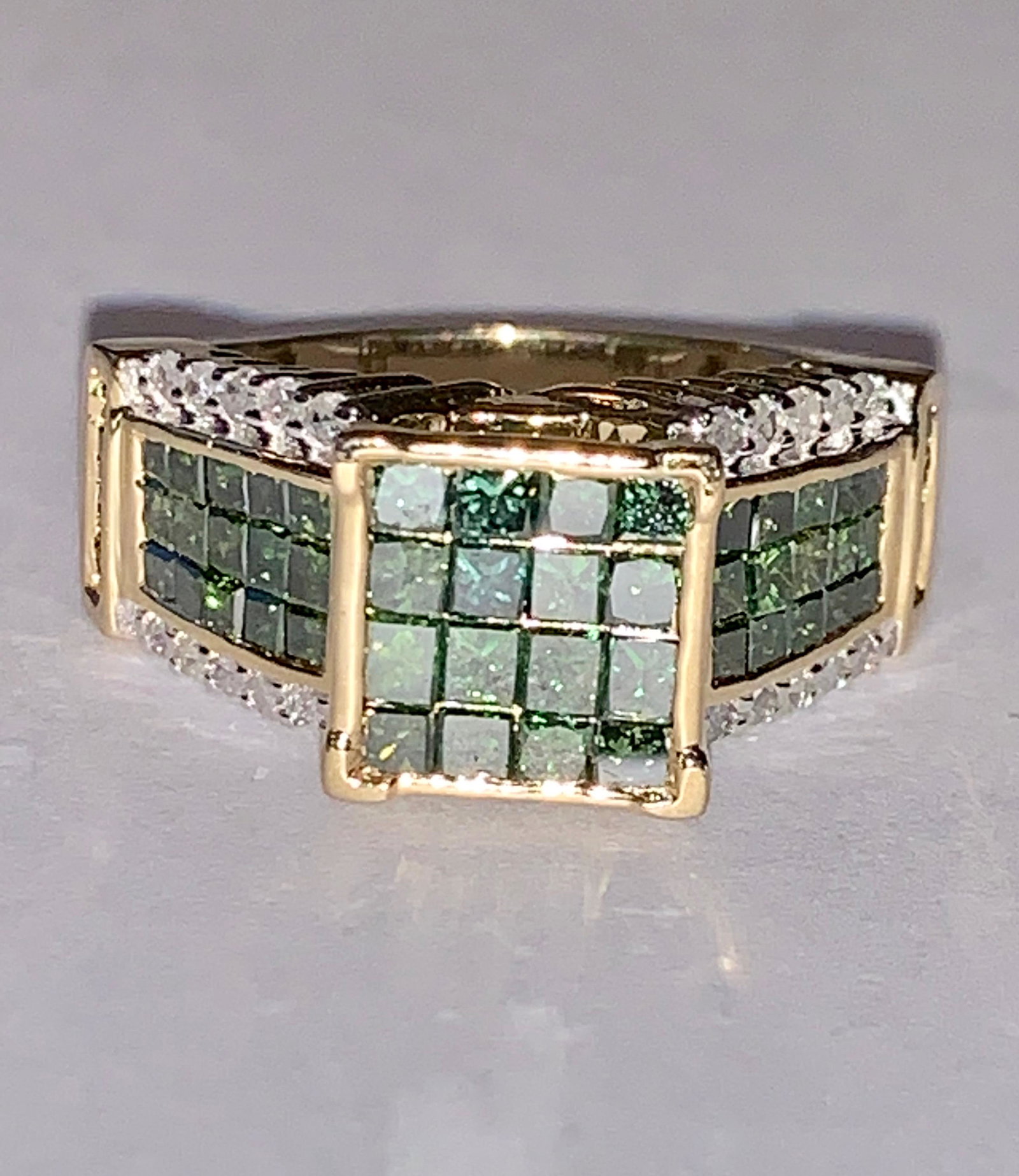 DESIGNER 1.0 TCW GREEN & WHITE DIAMONDS RING: DESIGNER 1.0 TCW GREEN & WHITE DIAMONDS RING. RING HAS 1.0 TCW OF BEAUTIFUL GREEN AND WHITE DIAMONDS. WOULD MAKE THE PERFECT WEDDING RING. RING IS A SIZE 8 AND WEIGHS 5 GRAMS.