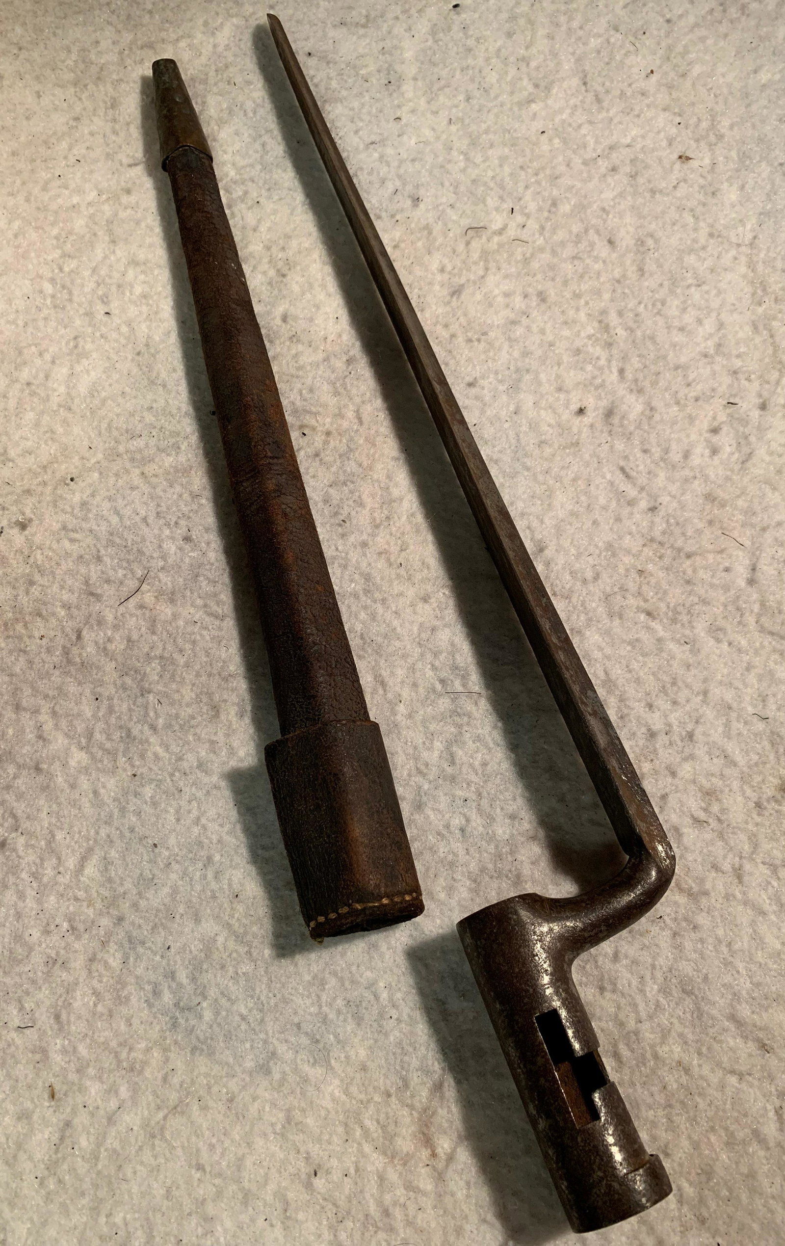 RARE CIVIL WAR SPENCER RIFLE BAYONET WITH SHEATH: RARE CIVIL WAR SPENCER RIFLE BAYONET WITH SHEATH. IN EXELLENT OVERALL SHAPE AND CONDITION. FROM THE DESIGN THIS APPEARS TO BE A BAYONET OFF A SPENCER RIFLE. COMES WITH THE LEATHER SHEATH. OVERALL IN G