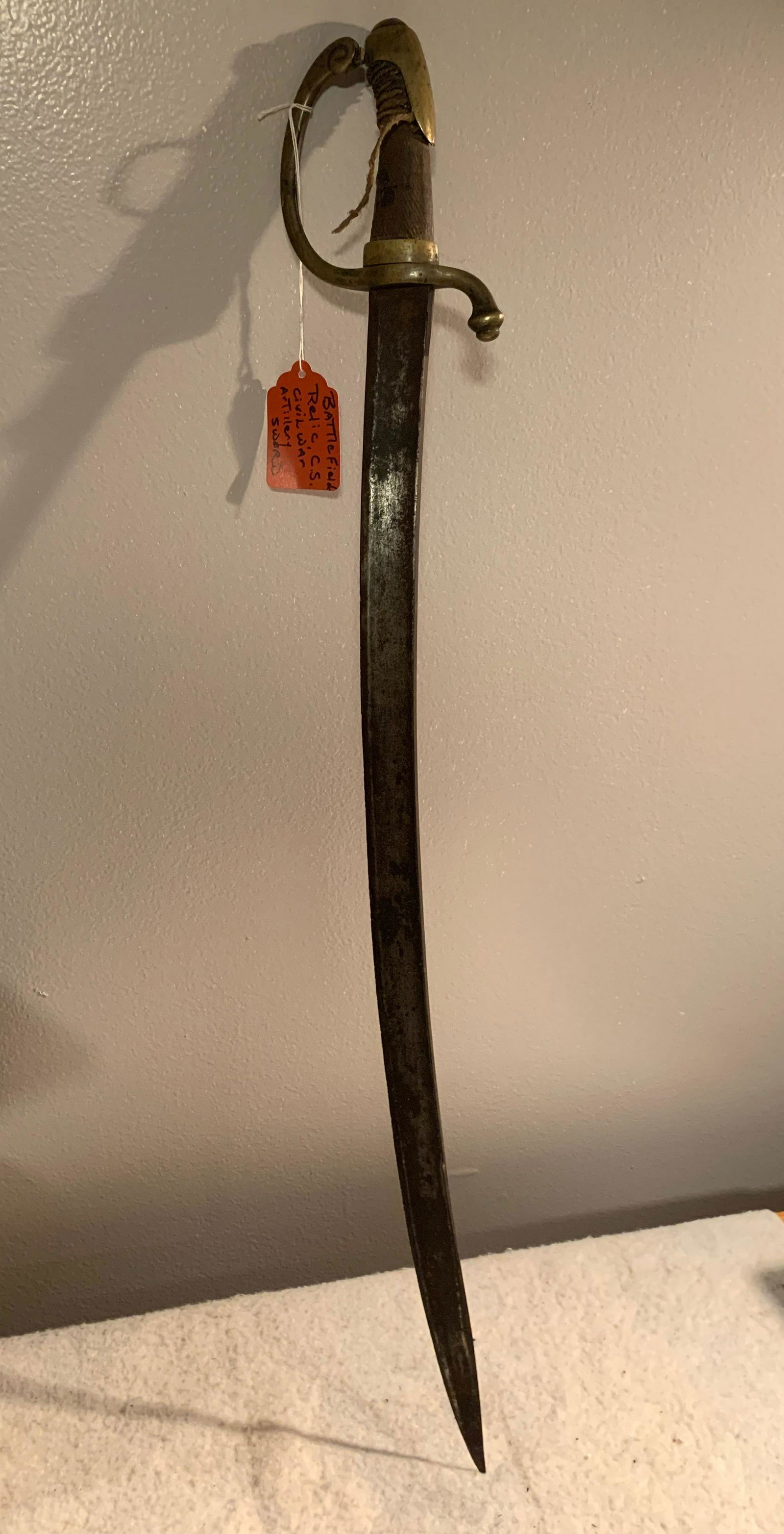 CIVIL WAR GETTYSBURG BATTLEFIELD ARTILLERY SWORD: CIVIL WAR GETTYSBURG BATTLEFIELD CONFEDERATE SWORD. THIS CONFEDERATE ARTILLERY SWORD WAS FOUND AT THE GETTYSBURG BATTLEFIELD. THIS IS A GREAT FIND. IN GOOD COLLECTABLE SHAPE AND CONDITION EVENTHOUGH T