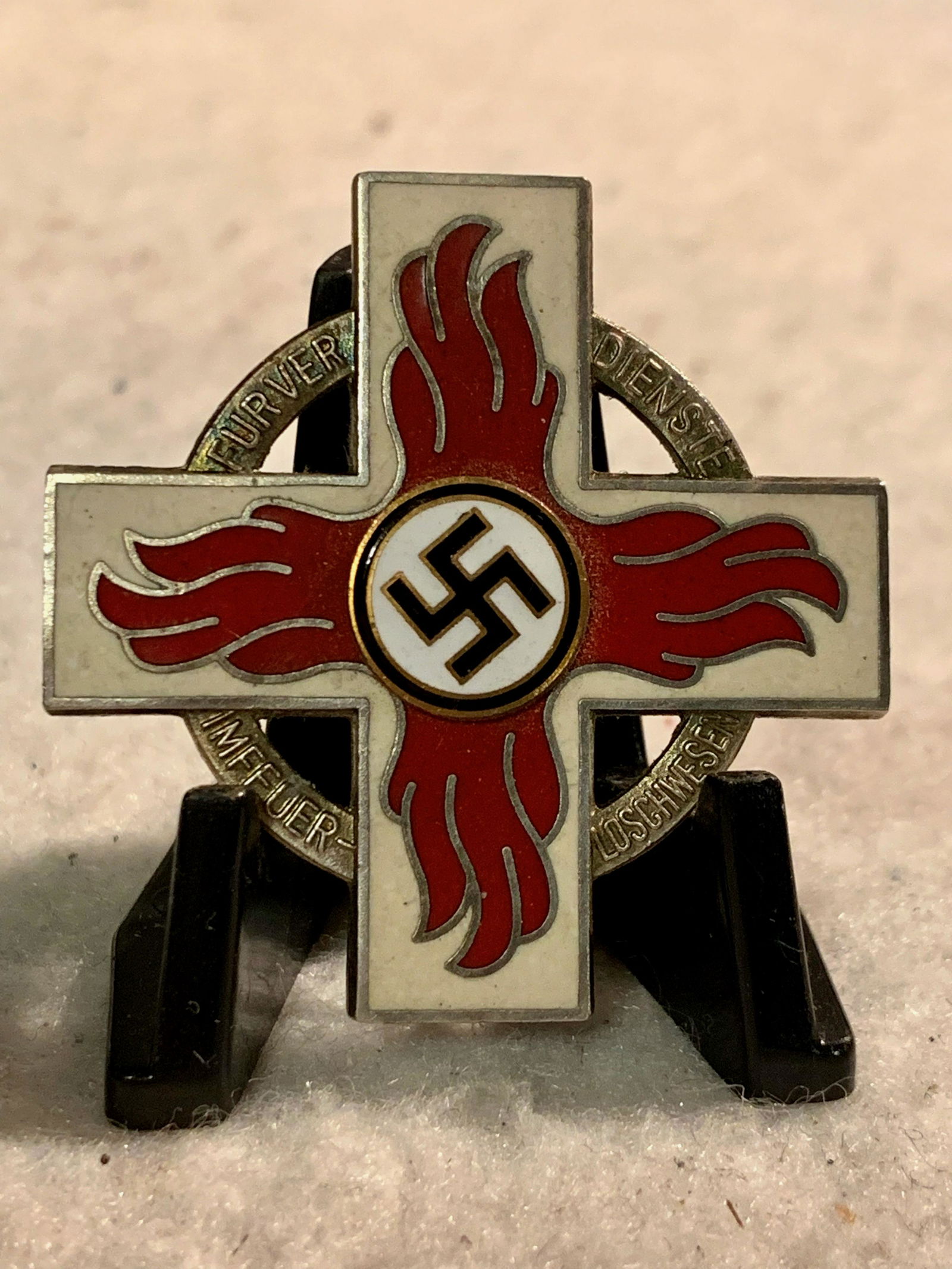ORIG. WW2 GERMAN FIRE FIGHTER PIN - W. KOLWITZ: ORIG. WW2 GERMAN FIRE FIGHTER PIN - W. KOLWITZ BERGEDORF. IN EXCELLENT SHAPE AND OVERALL CONDITION WITH MAKER MARKS ON THE BACK. THIS IS A VERY RARE FIND. AN EXCELLENT ADDITION TO YOUR WW2 GERMAN COLL