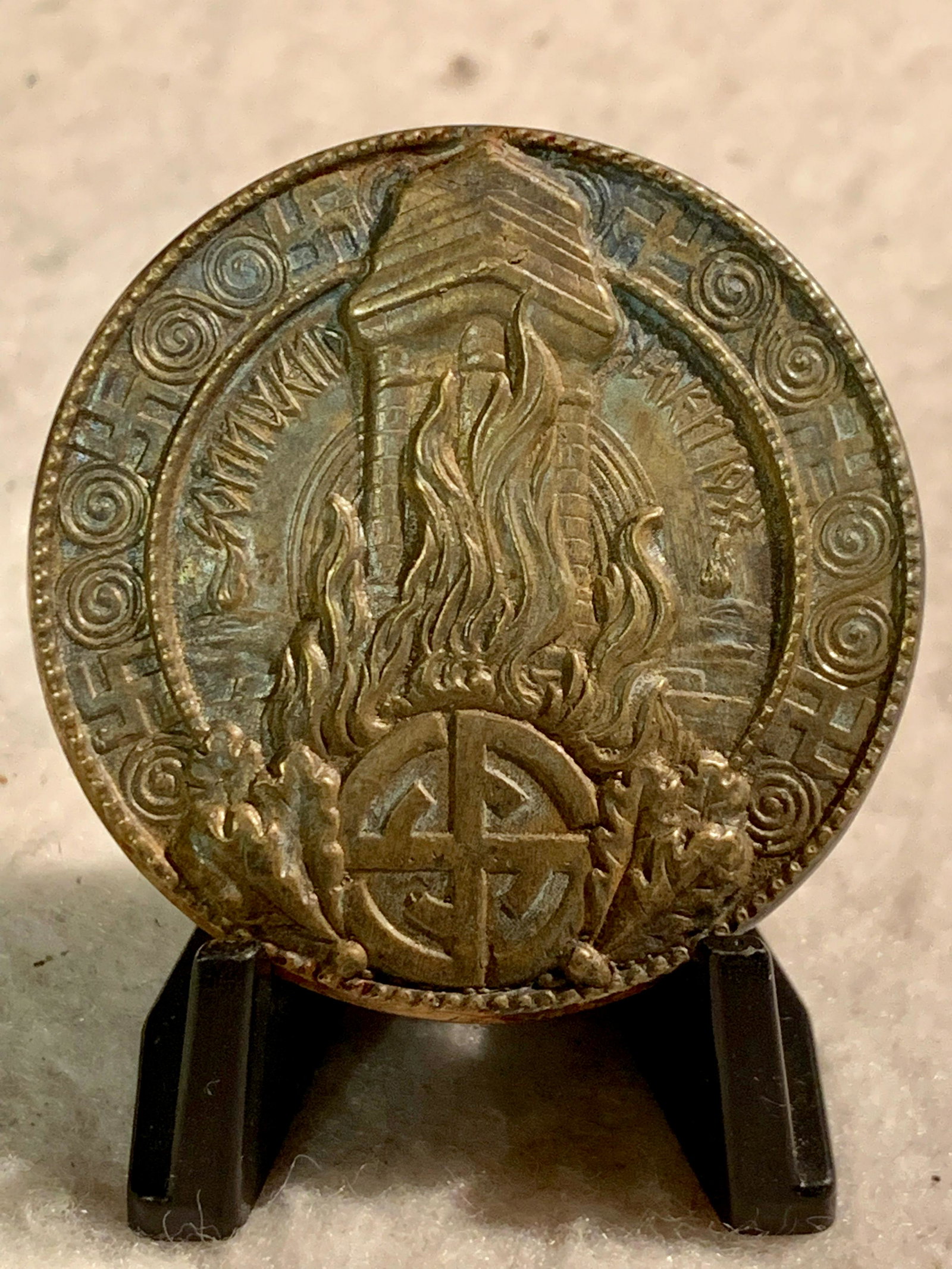 WW2 GERMAN NAZI NAVAL ARTILLERY WAR BADGE: WW2 GERMAN NAZI NAVAL ARTILLERY WAR BADGE. IN GREAT SHAPE AND OVERALL CONDITION. THIWS WAS A MILITARTY DECORATION AWARDED TO THE CREWS OF KRIEGSMARINE LAND-BASED MARINE ARTILLERY AND ANTI-AIRCRAFT UNI