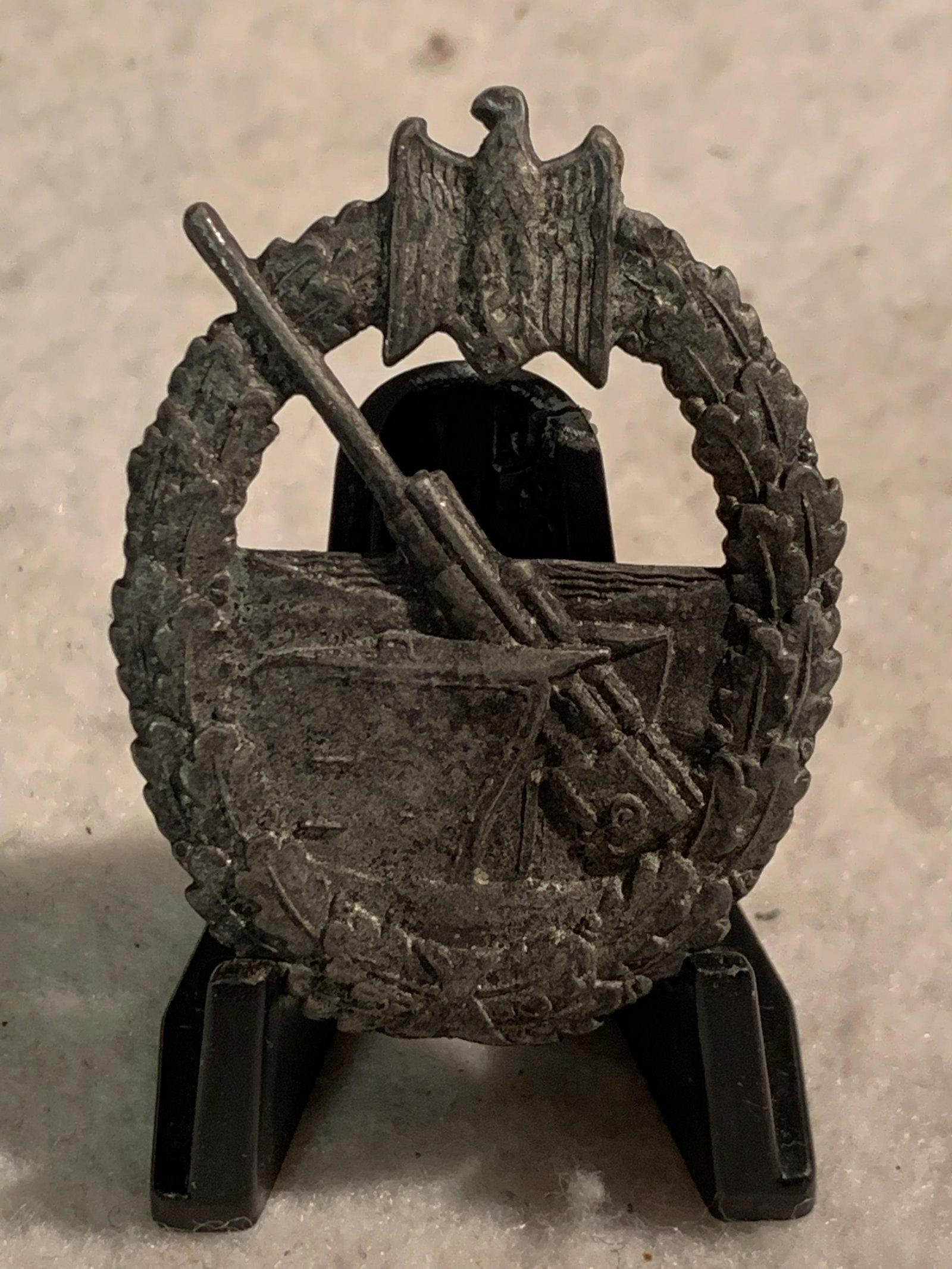 WW2 GERMAN NAZI NAVAL ARTILLERY WAR BADGE: WW2 GERMAN NAZI NAVAL ARTILLERY WAR BADGE. IN GREAT SHAPE AND OVERALL CONDITION. THIWS WAS A MILITARTY DECORATION AWARDED TO THE CREWS OF KRIEGSMARINE LAND-BASED MARINE ARTILLERY AND ANTI-AIRCRAFT UNI
