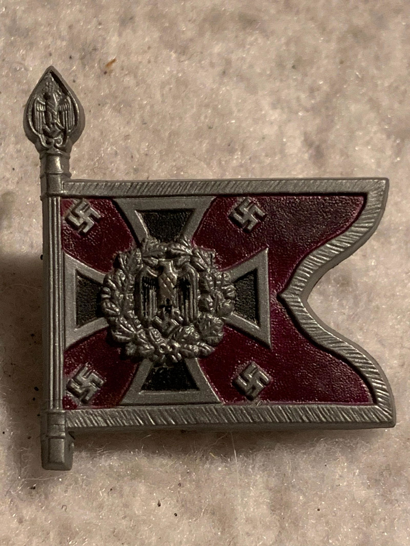 WW2 GERMAN IRON CROSS FLAG PIN: WW2 GERMAN IRON CROSS FLAG PIN. IN EXCELLENT OVERALL SHAPE AND CONDITION. HAS MAKER MARKS ON THE BACK - NEBELTRUPPE 1 Sa. A GREAT FIND AND AN EXCELLENT ADDITION TO YOUR COLLECTION.