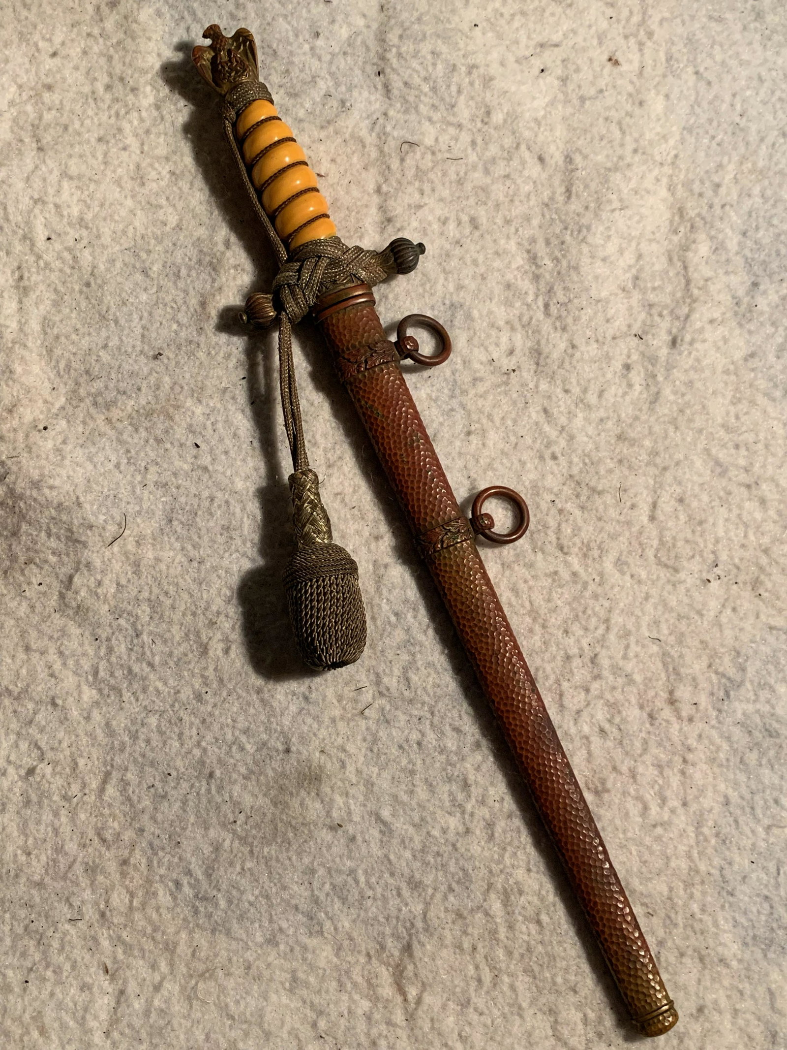 WW2 GERMAN 2ND MODEL KREIGSMARINE DAGGER: WW2 GERMAN 2ND MODEL KREIGSMARINE DAGGER MARKER MARKED BY SOLINGEN - F.W. HOLLER. NICE YELLOWISH/ORANGE GRIP RARELY SEEN ON NAVY DAGGERS WITH TWISTED BRASS WIRE WRAP, HANDLE IN VERY GOOD CONDITION. AL
