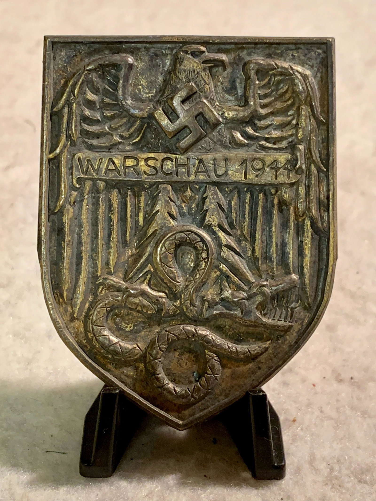 WW2 GERMAN NAZI WARSAW SHIELD 1944: WW2 GERMAN NAZI WARSAW SHIELD 1944. IN EXCELLENT OVERALL SHAPE AND CONDITION. HAS A BEAUTIFUL OVERALL PATINA. A GREAT FIND AND AN EXCELLENT ADDITION TO YOUR COLLECTION.
