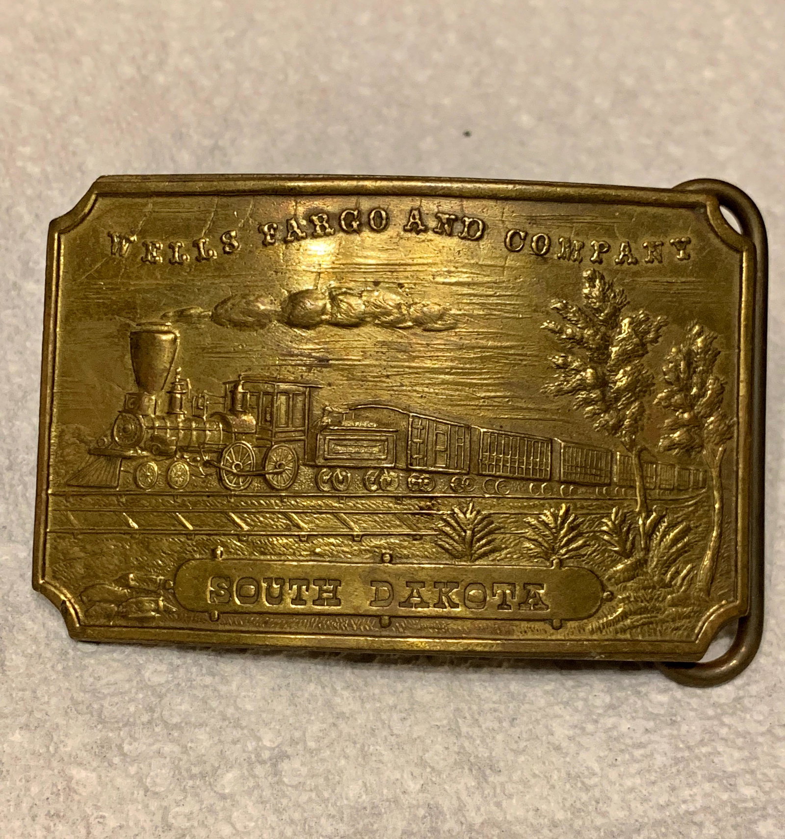 ANTIQUE WELLS FARGO & CO. BELT BUCKLE BY TIFFANY & CO.: ANTIQUE WELLS FARGO & CO. SOUTH DAKOTA BELT BUCKLE BY TIFFANY & CO. IN GREAT SHAPE AND OVERALL CONDITION. MADE BY TIFFANY AND CO. A RARE FIND AND AN EXCELLENT ADDITION TO YOUR COLLECTION.