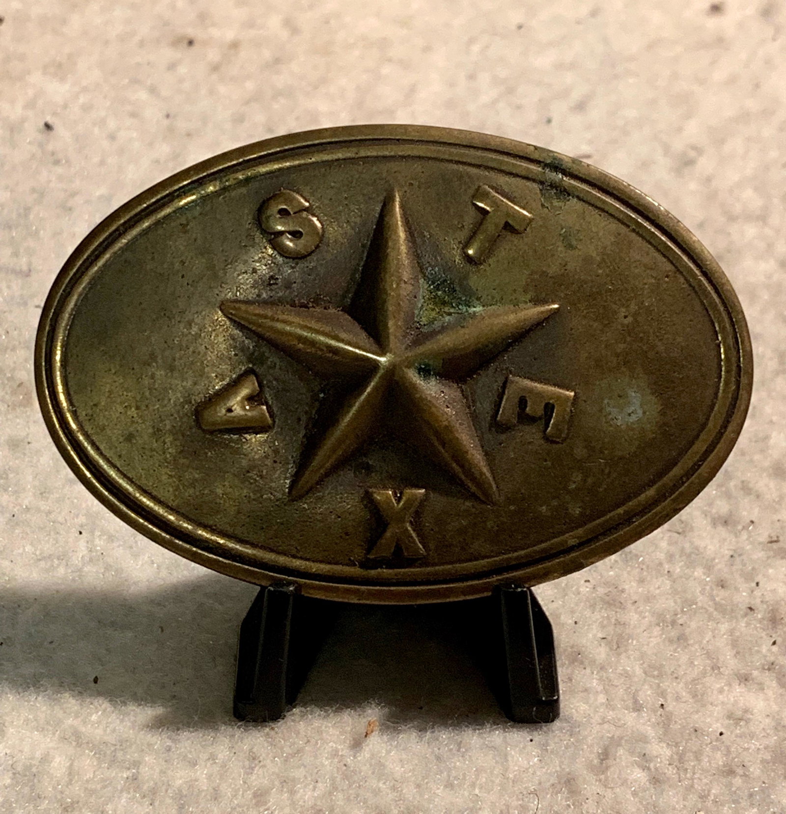ANTIQUE POST CIVIL WAR CONFEDERATE TEXAS BELT BUCKLE: ANTIQUE POST CIVIL WAR CONFEDERATE TEXAS BELT BUCKLE. IN EXCELLENT SHAPE AND OVERALL CONDITION. HAS MAKER MARKS ON THE BACK. A GREAT FIND AND AN EXCELLENT ADDITION TO YOUR COLLECTION.