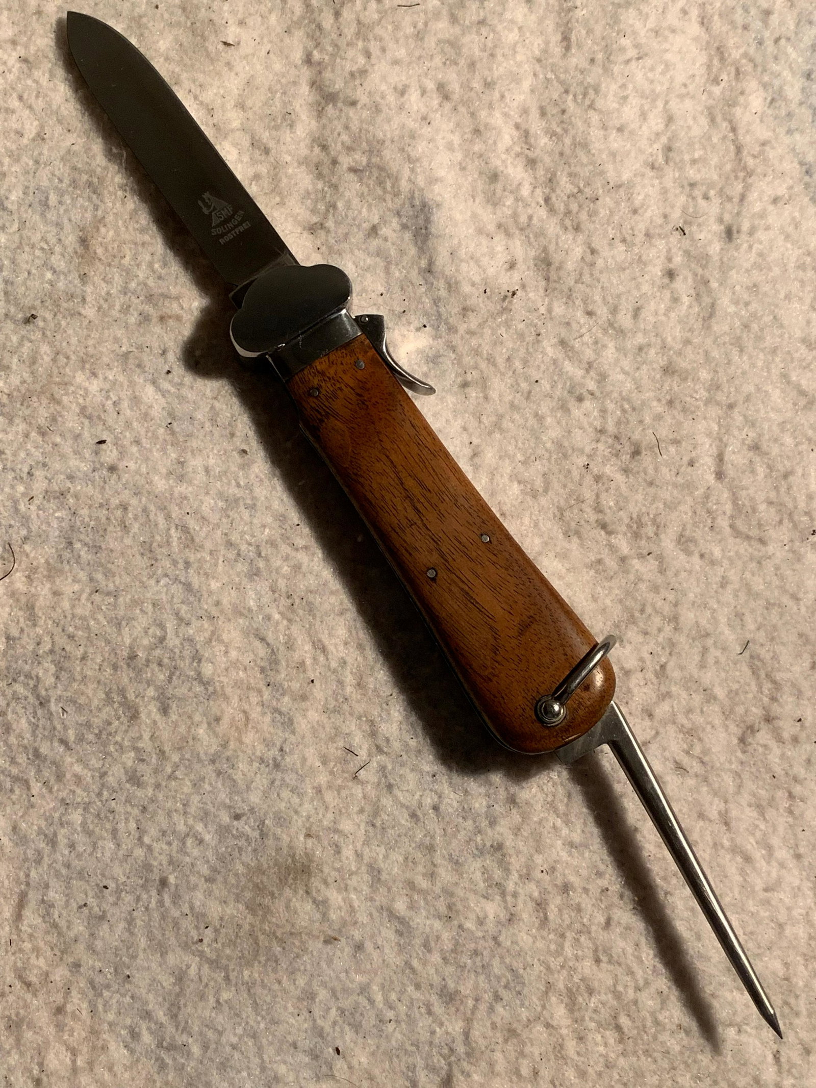 WW2 GERMAN PARATROOPERS UTILITY SURVIVAL KNIFE: WW2 GERMAN PARATROOPERS UTILITY SURVIVAL KNIFE. THIS KNIFE IS ALSO CALLED THE KAPPMESSER. HAS MAKER MARKS SOLINGEN ROSTFREI. WOODEN GRIPS ON STEEL FRAME. STAINLESS STEEL BLADE. LUFTWAFFE ACCEPTATION S