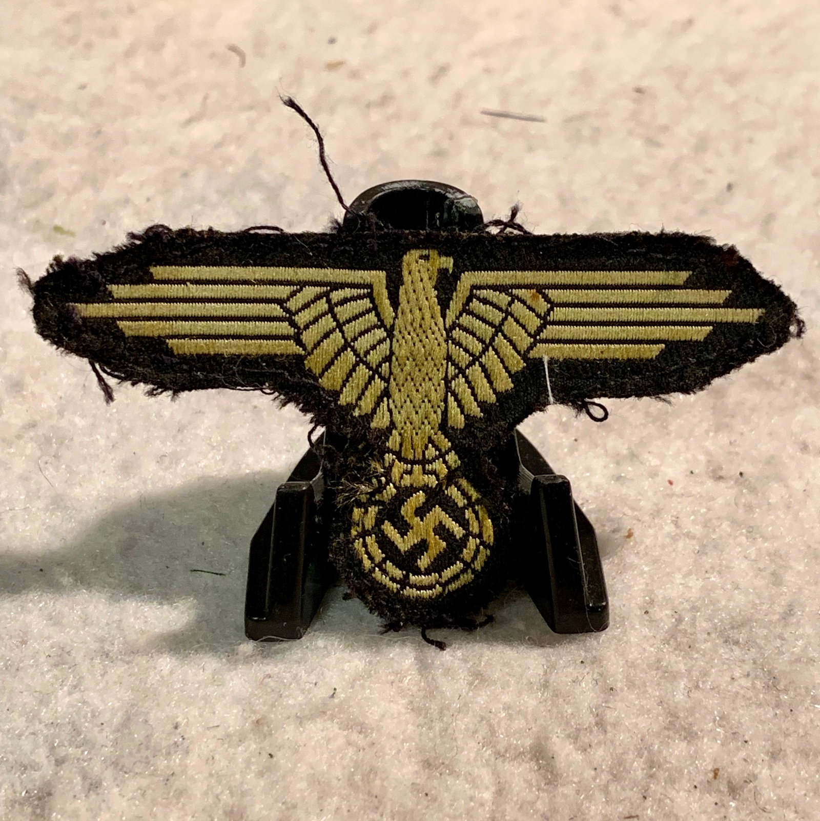 WW2 GERMAN NAZI SS EAGLE SLEEVE PATCH: WW2 GERMAN NAZI SS EAGLE SLEEVE PATCH. IN MINT OVERALL SHAPE AND CONDITION. APPEARS TO BE TAKEN OFF THE NAZI SOLIDERS ARM DURING THE WAR. A RARE FIND AND AN EXCELLENT ADDITION TO YOUR COLLECTION.